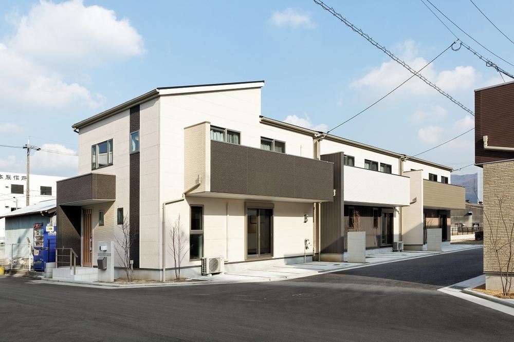 Choice also 2-story. Front road is also widely, Rest assured that it is designed so that the outlook is better. Local (January 2013) Shooting