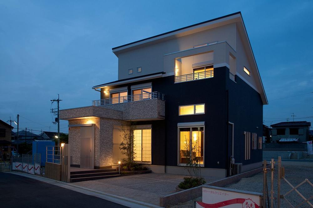 Local photos, including front road. Model house complete tours being held!