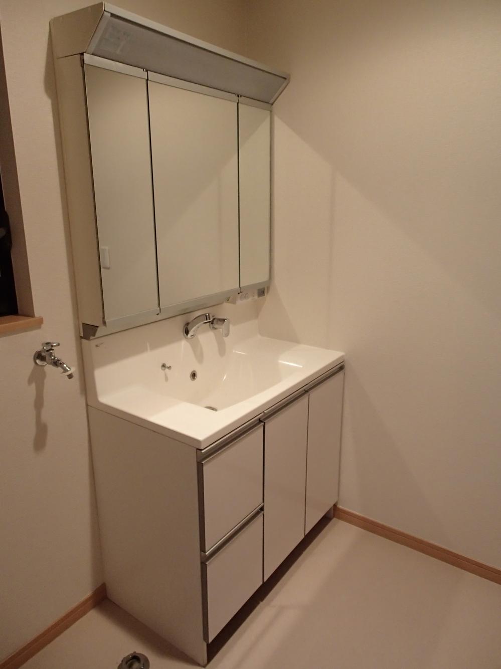 Wash basin, toilet. Indoor (12 May 2013) Shooting