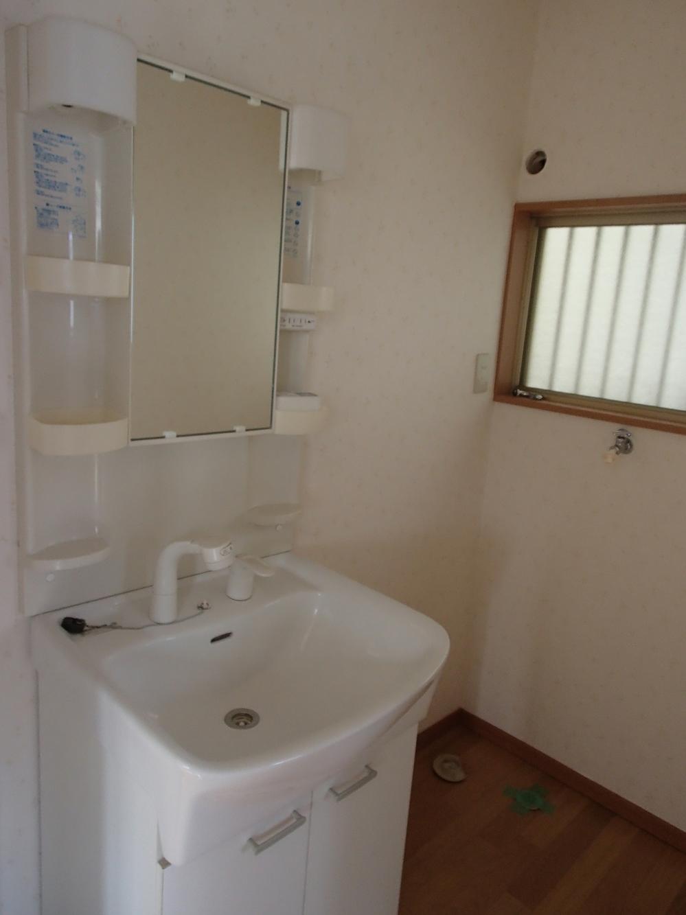 Wash basin, toilet. Indoor (12 May 2013) Shooting