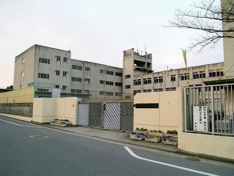 Junior high school. 824m until Yao Tatsuhigashi junior high school