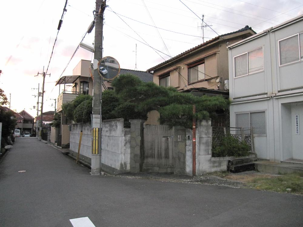 Local photos, including front road. Front road as seen from the east side