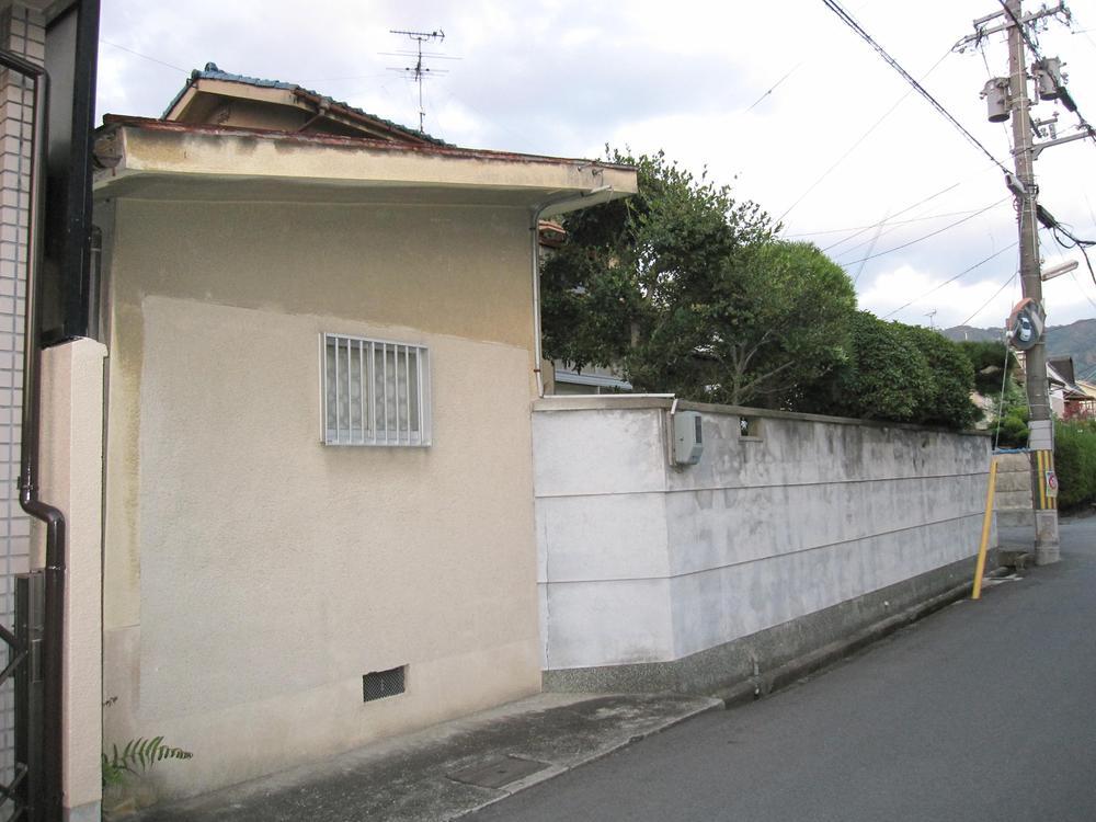 Local appearance photo. Mansion with old-fashioned fine fence