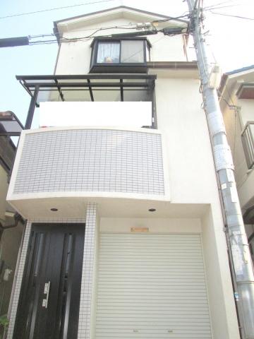 Local appearance photo. Heisei 8 years built three-story house