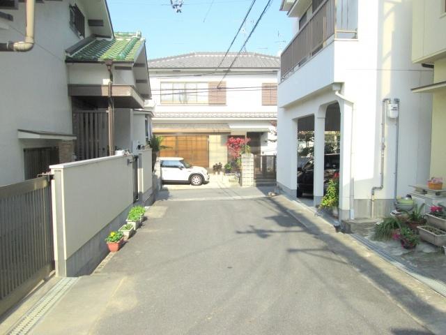Local photos, including front road. There are all rooms 6 quires more