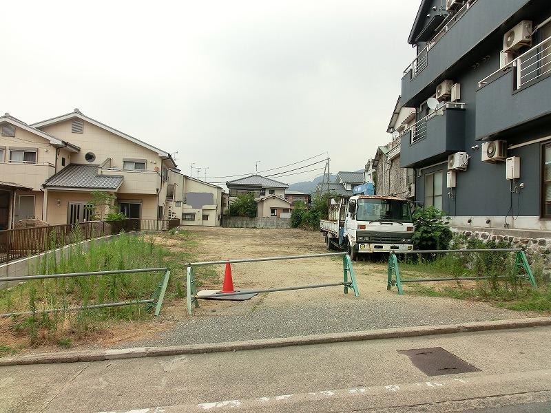 Local photos, including front road. Local appearance photo