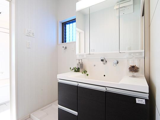 Wash basin, toilet. It is a convenient vanity for storage.  [Other construction site]