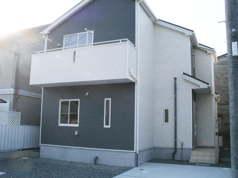 Local appearance photo. Bright corner lot, Good house-ventilated.  [Local Photos]