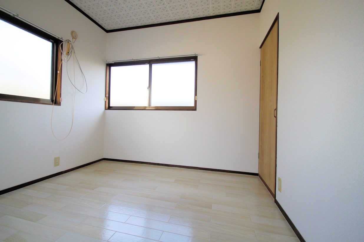 Other room space. North Western-style