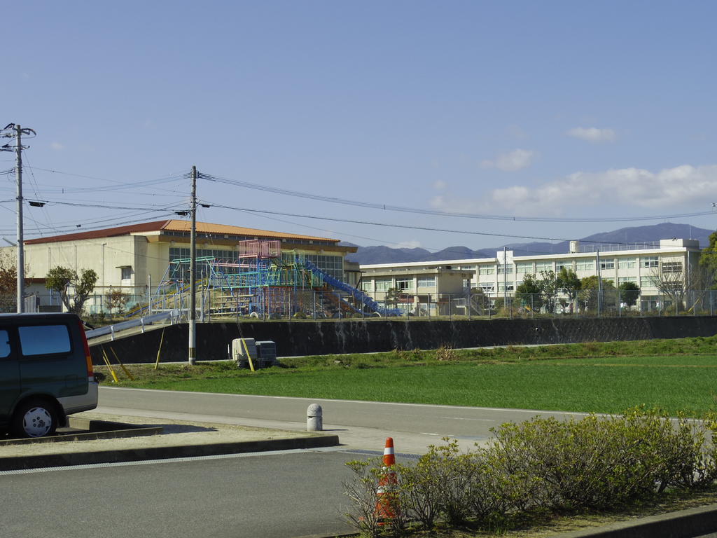 Primary school. 460m until kamimine stand Kamimine elementary school (elementary school)