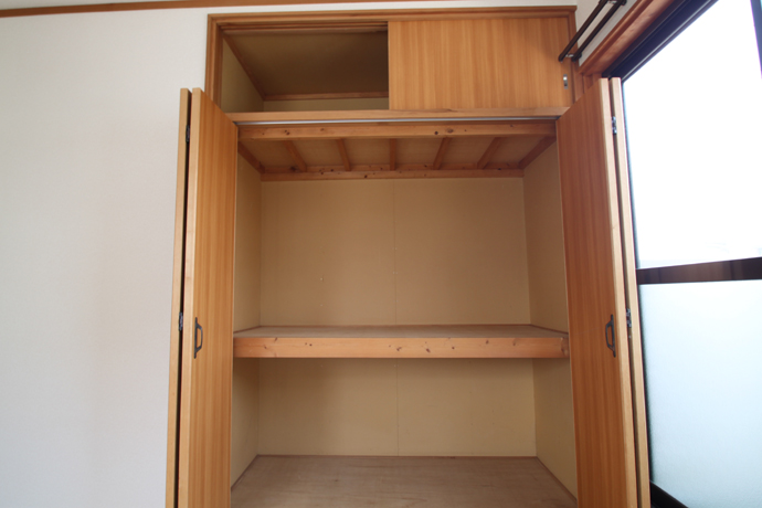 Receipt. There is also a upper closet