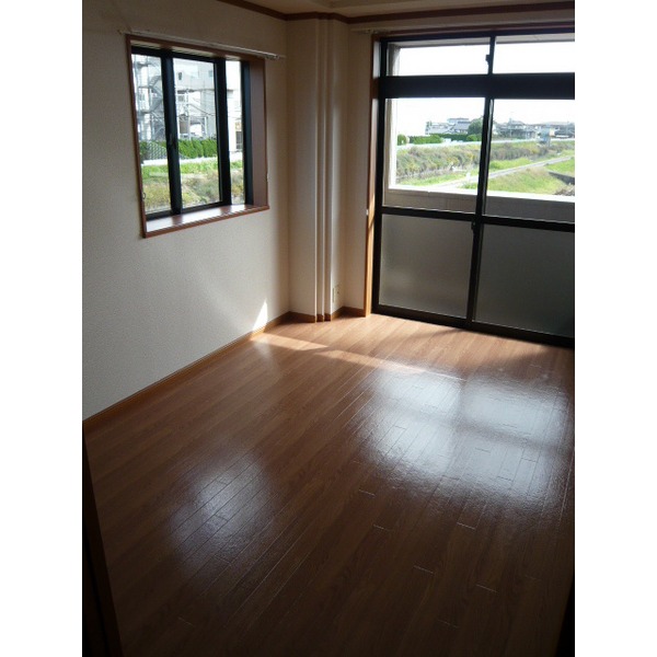 Other room space. Airy corner room