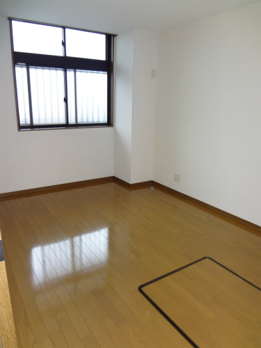 Other room space. There is also a floor housed in Western-style!