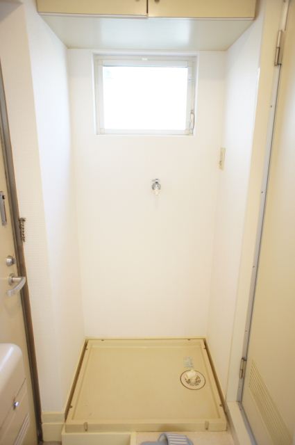 Other room space. Washing machine Storage. It can be stored detergent, etc. because there is a shelf above