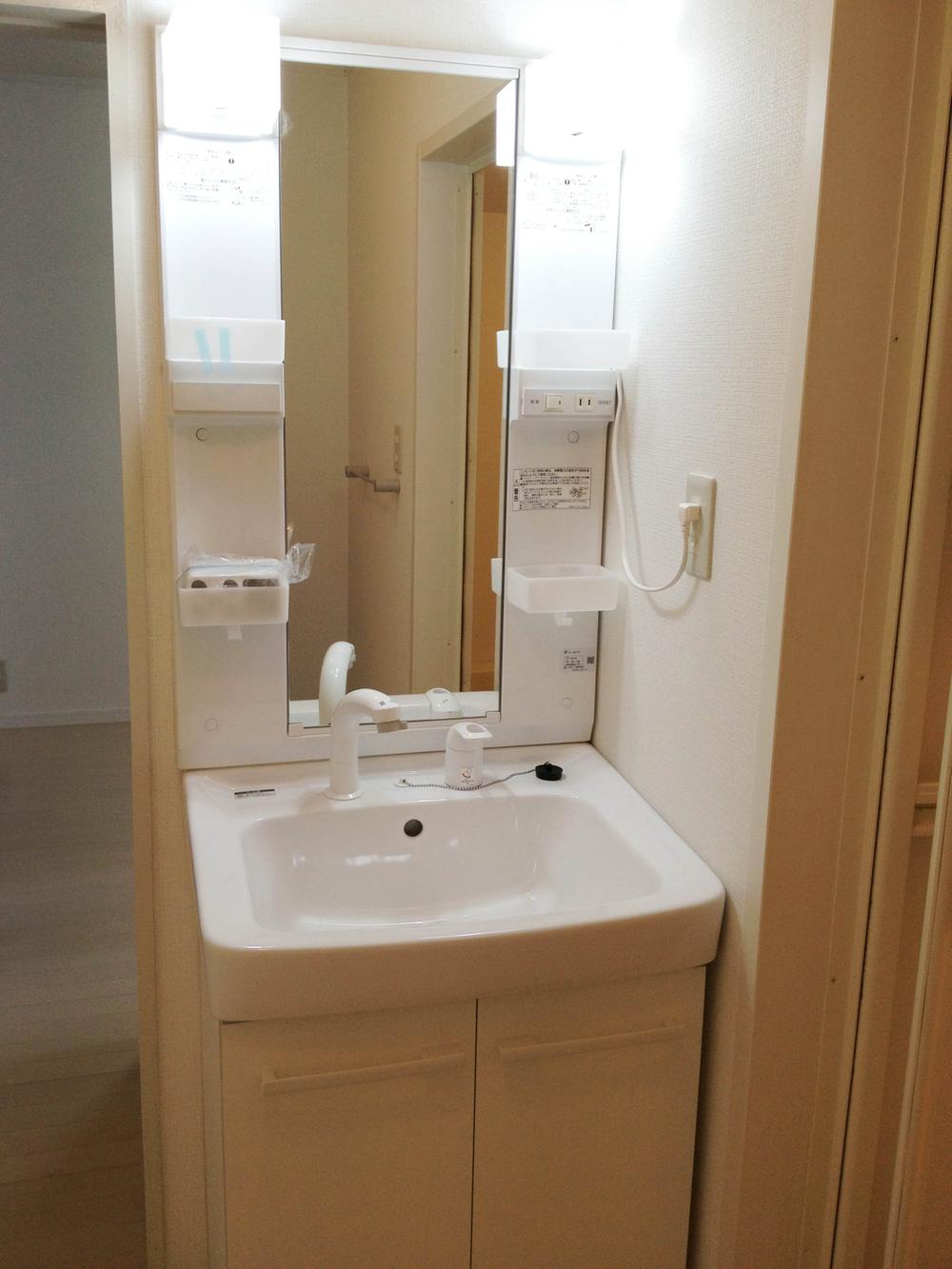 Wash basin, toilet. Room (August 2013) Shooting