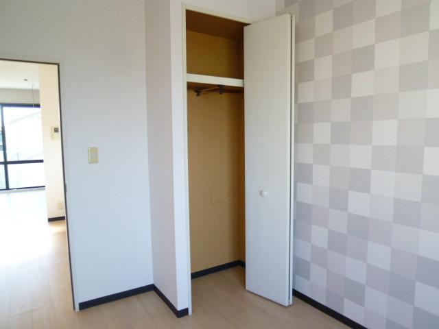 Other room space. North Western-style housing