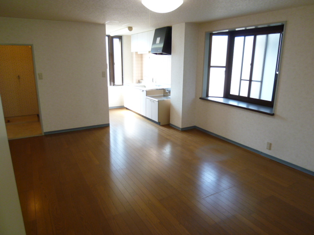 Living and room. Bay windows also had to stylish living!