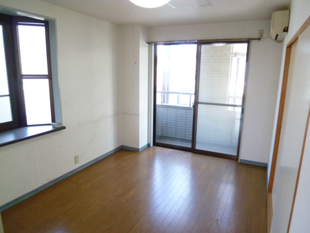 Other room space. It is also ideal as a bedroom because Western-style also