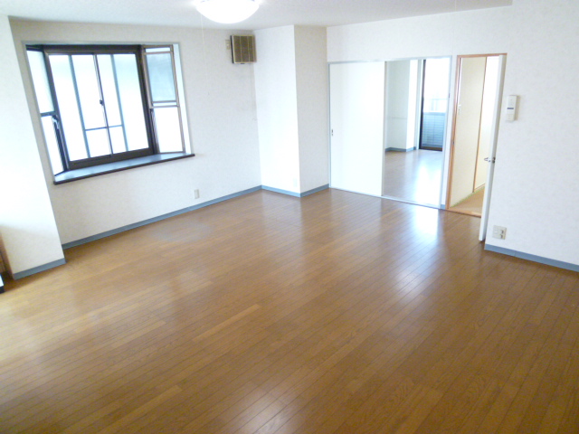 Living and room. Spacious living room, Sofa put in the margin at the dining table