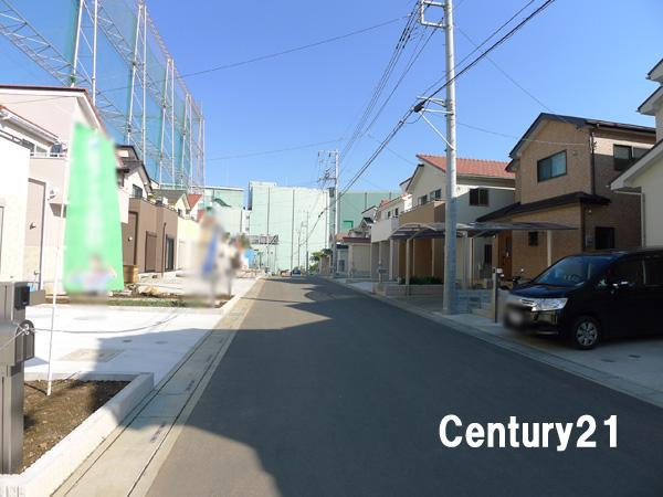 Local photos, including front road. Easy front road is 6.0M