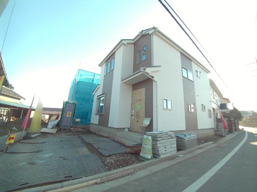 Local photos, including front road. We offer the same use the finished model house of this property. Please feel free to contact us.