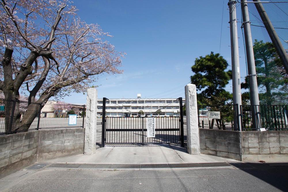 Primary school. Municipal Kamitaira until elementary school 1700m