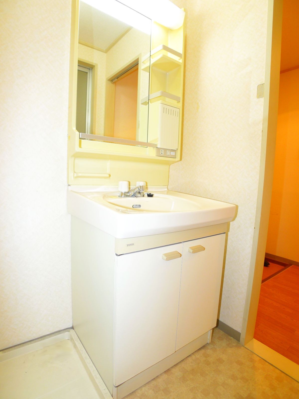 Washroom. Independent wash basin