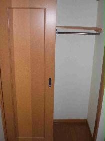 Receipt. Closet of large capacity can be neatly stored in the pole and shelf. 