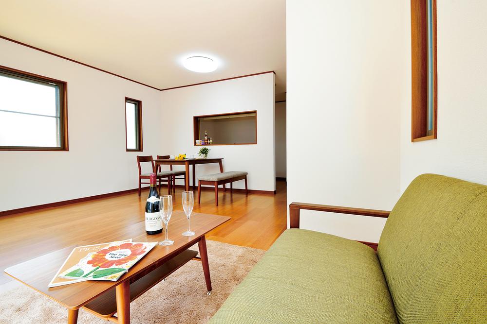 Living. Space of spacious LDK20 quires family reunion (10 Building). 