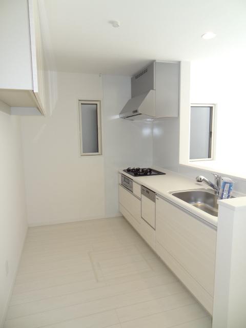 Kitchen. Face-to-face kitchen that can dishes while watching the children play in the living room. (9 Building)