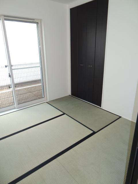 Non-living room. It has become a Japanese-style room next to the living room, In spacious space if you use by connecting. (9 Building)