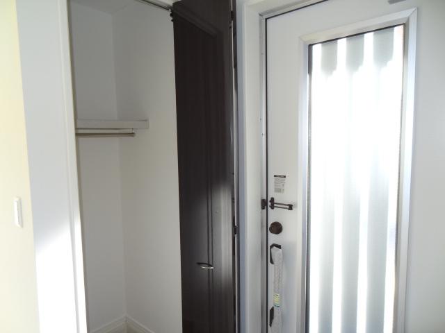 Entrance. There are entrance next to dirt floor storage, Possible and out while wearing shoes, such as strollers and golf bag. (9 Building)