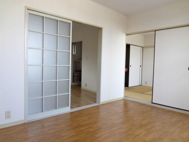 Living and room. Beautiful cushion floor.