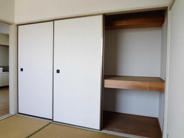 Receipt. Spacious storage! Okay a person a lot of luggage ☆