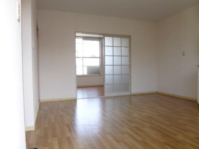 Living and room. Dining kitchen is wide at 7.75 Pledge.