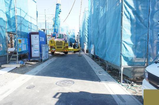 Local photos, including front road. Frontal road