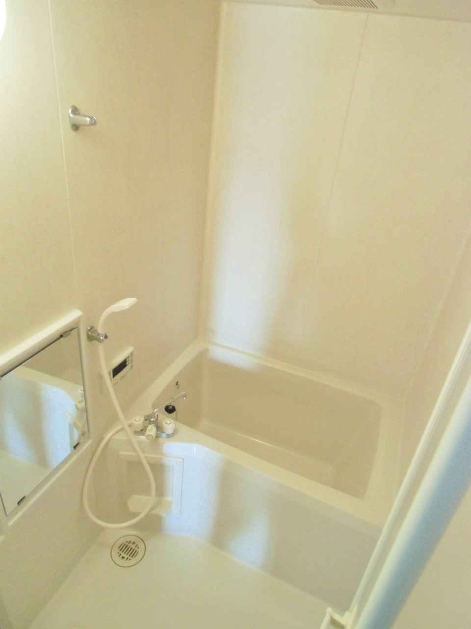 Bath. With reheating (Oidaki) water heater! 