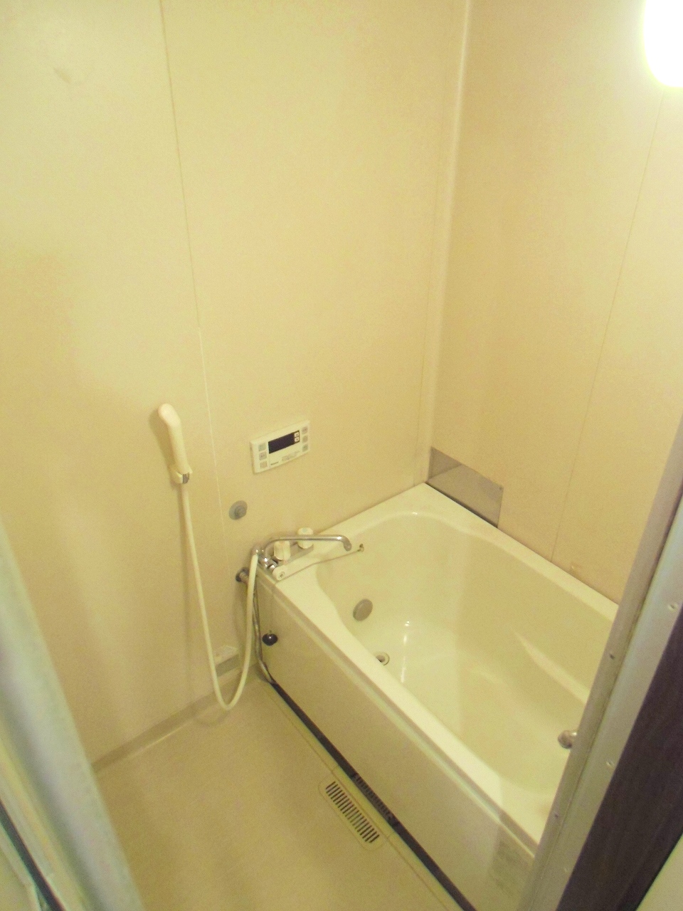 Bath. With reheating (Oidaki) water heater!