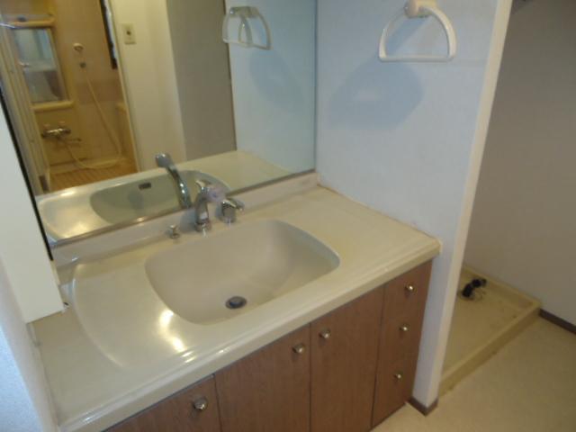 Wash basin, toilet. Room (August 2013) Shooting