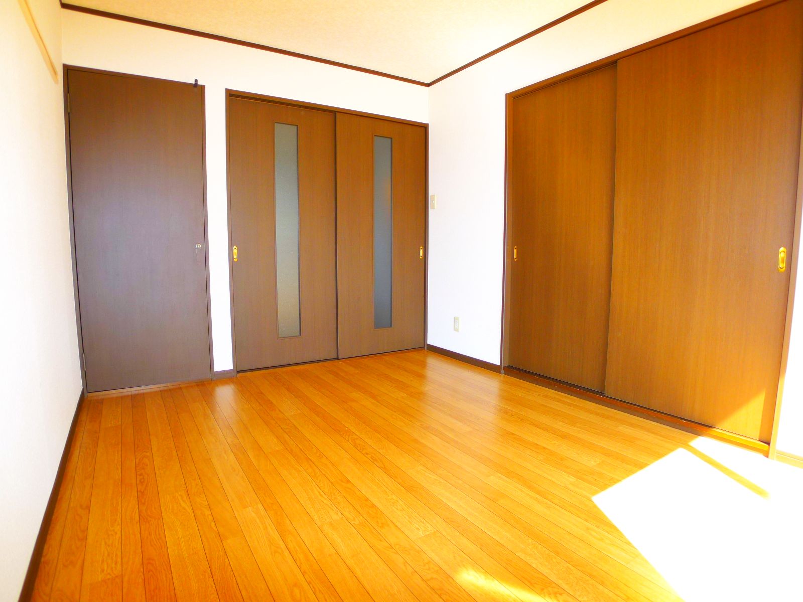 Living and room. Western-style 6 Pledge