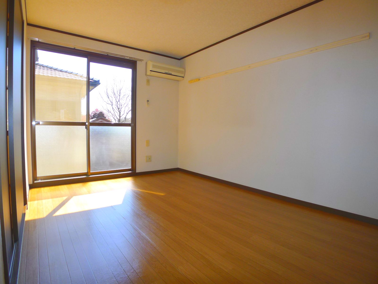 Living and room. Western-style 6 Pledge