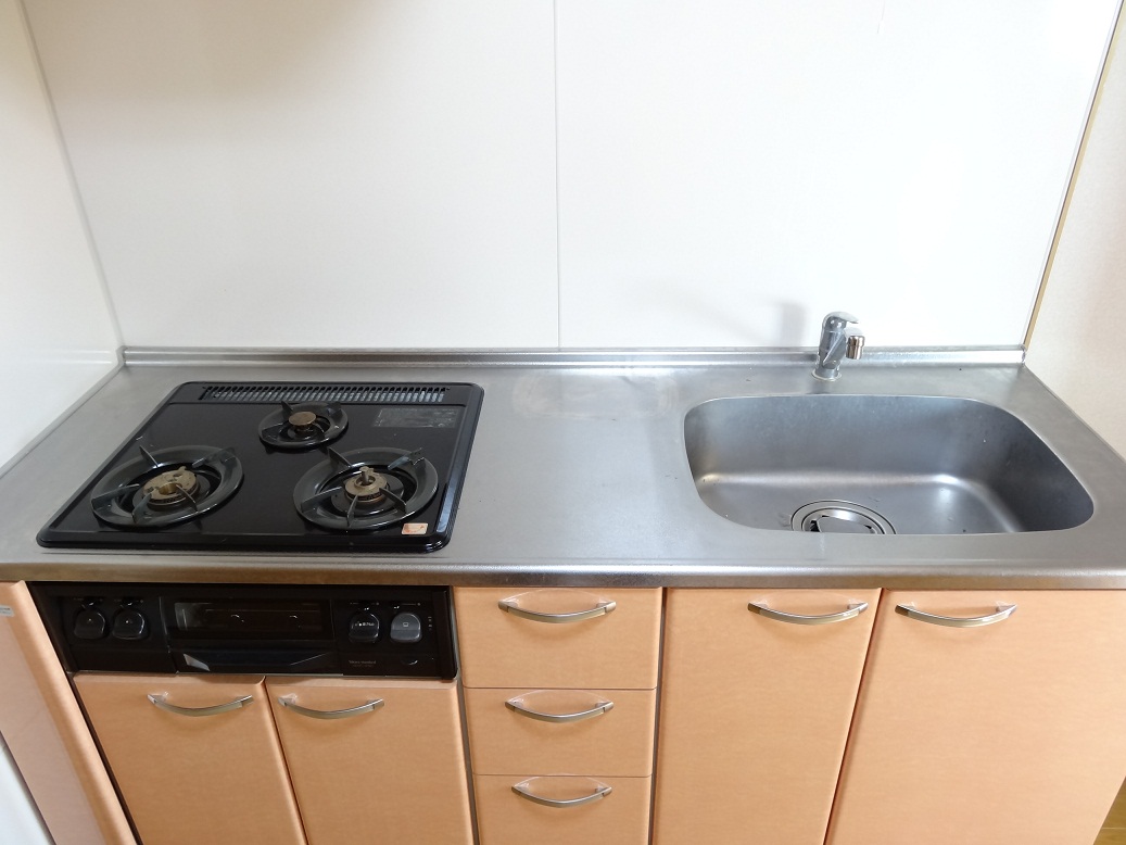 Kitchen. 3-neck with gas stove