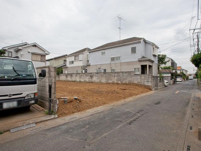 Local photos, including front road. Frontal road