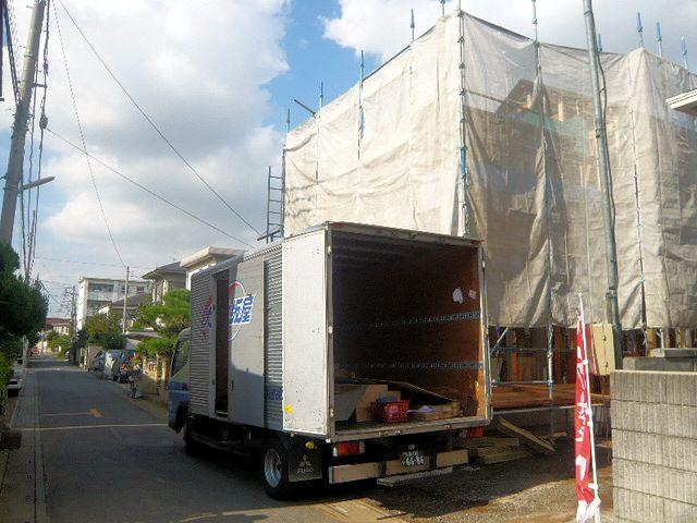 Local photos, including front road. 10 / 7 Shooting A quiet residential area