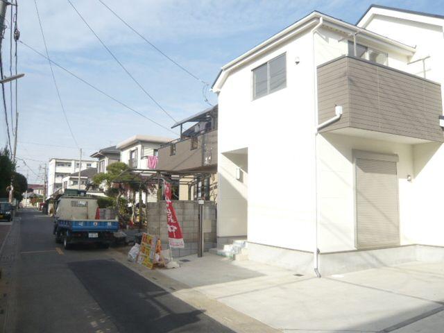 Local photos, including front road. A quiet residential area