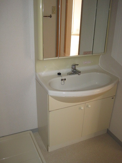 Washroom. Three-sided mirror washbasin