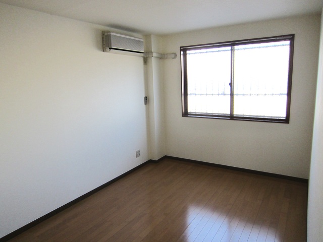 Living and room. The same floor plan another room reference photograph