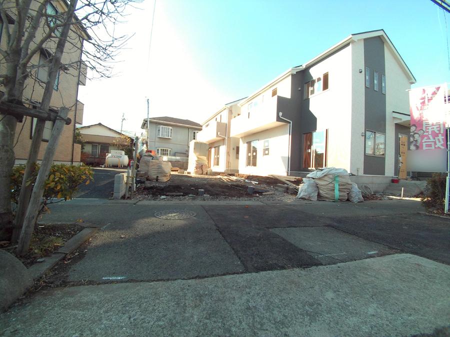 Local photos, including front road. We offer the same use the finished model house of this property. Please feel free to contact us. 