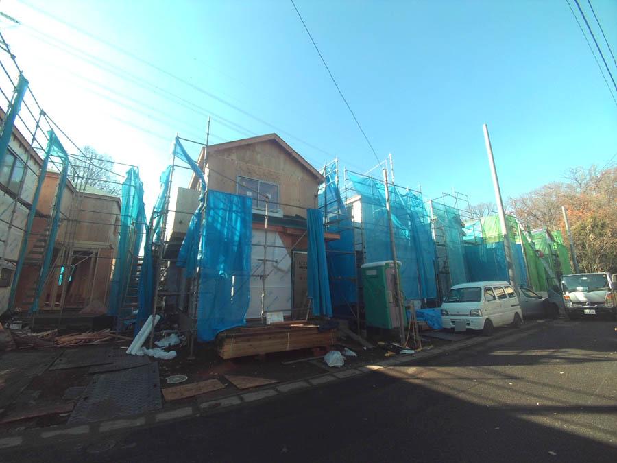 Local photos, including front road. We offer the same use the finished model house of this property. Please feel free to contact us.