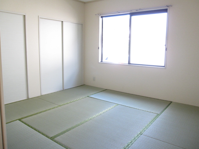 Other room space. Spacious Japanese-style room